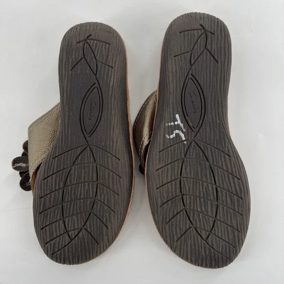 Clarks Artisan Women's Bronze Leather Flower Thong Sandals Size 10 M - Picture 5 of 8